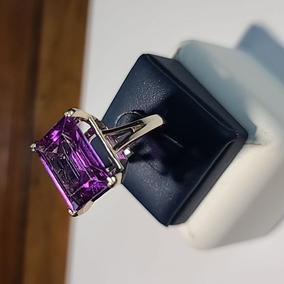 14KT white gold purple gemstone ring. - Picture 2 of 7